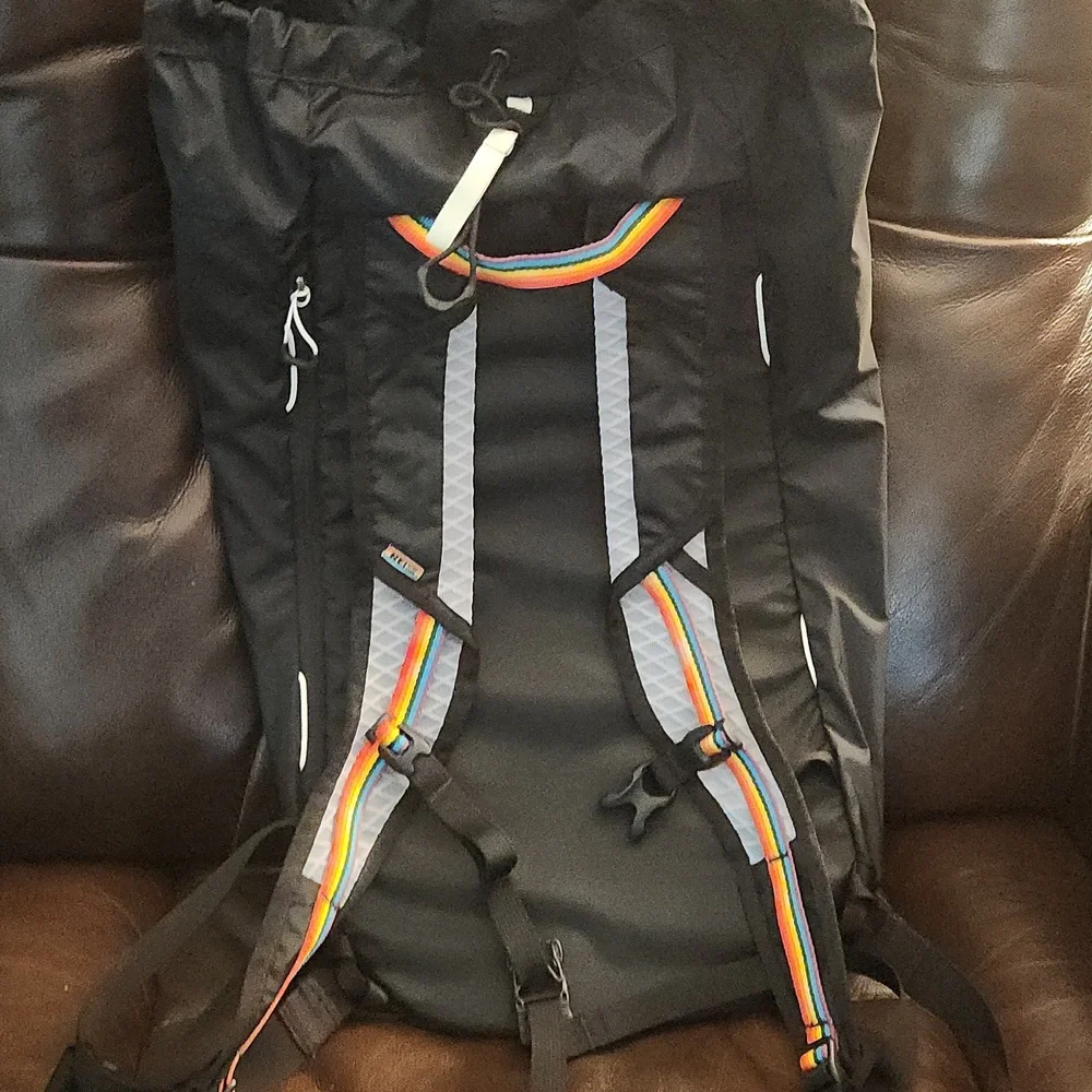 REI Co-op Black Backpack Flash 18 Outside With Pride NWOT - Picture 6 of 8